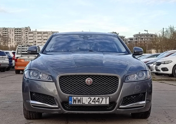 Jaguar XF cena 98900 przebieg: 135600, rok produkcji 2017 z Warszawa małe 529